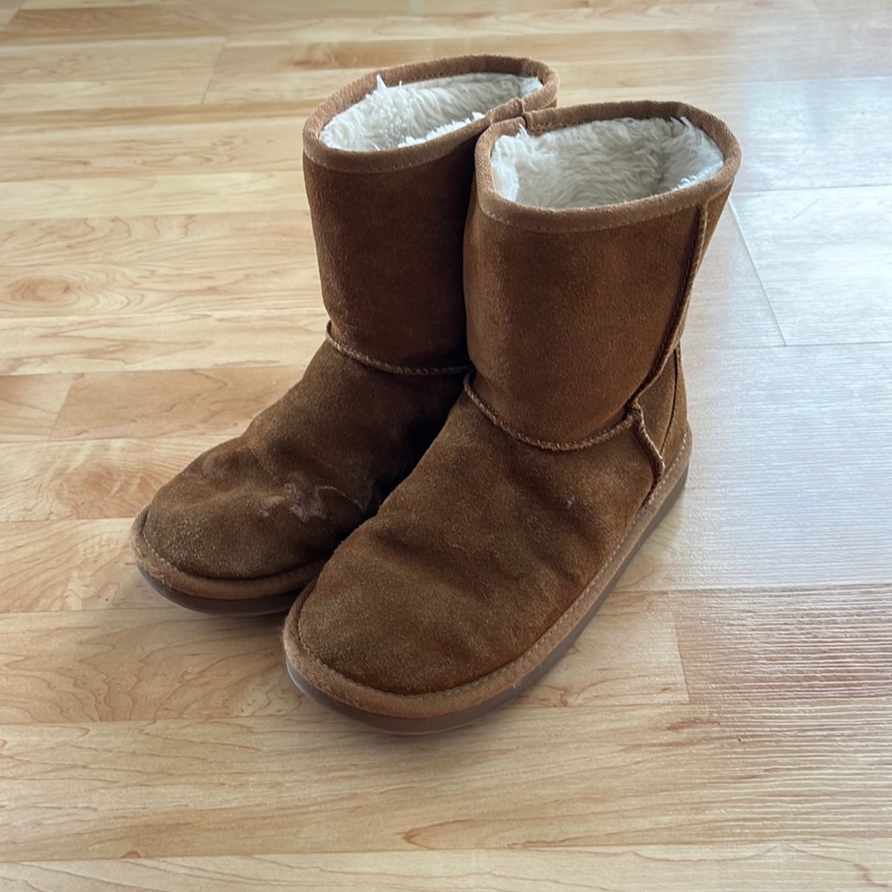 Kookaburra Uggs boots. Womens size 7.5 tan color. Good condition.